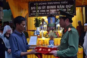 Thăng cấp bậc với cán bộ công an hy sinh khi dẫn giải phạm nhân