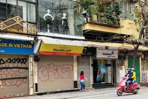 Nhiều cửa hàng kinh doanh tại trung tâm TP Hà Nội đã đóng cửa để phòng chống dịch Covid-19