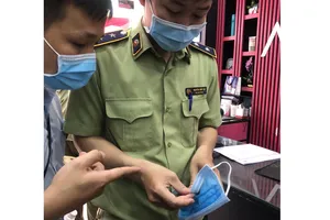 Lực lượng QLTT kiểm tra khẩu trang kháng khuẩn tại TPHCM. Ảnh: THI HỒNG