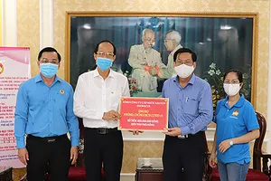 Đại diện Sawaco trao Ủy ban MTTQ TPHCM số tiền 400 triệu đồng ủng hộ phòng chống dịch Covid-19