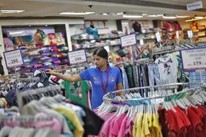 Các công ty may mặc Ấn Độ nằm trong danh sách các ngành hạn chế FDI từ Trung Quốc. Ảnh: CNBC