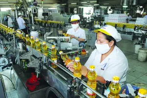 Sản xuất hàng thiết yếu tại TPHCM. Ảnh: CAO THĂNG