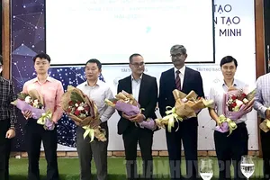 Đại diện Ban Tổ chức tặng hoa cho các đơn vị tài trợ cuộc thi. Ảnh: Thanhuytphcm