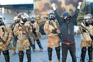 Lực lượng Vệ binh Quốc gia trên đường phố bang Minnesota