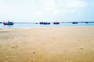 Cát bồi lắng tại khu vực cảng cá Cửa Sót, tỉnh Hà Tĩnh. Ảnh: DƯƠNG QUANG