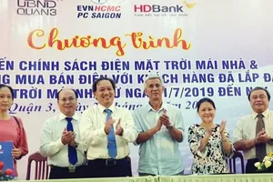 Ký hợp đồng mua điện mặt trời của hộ dân