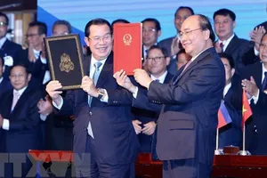 Giao nhận bản đồ địa hình biên giới Việt Nam - Campuchia