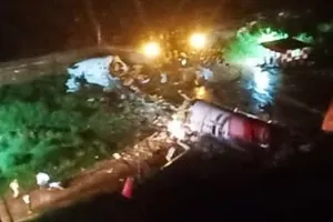 Chiếc máy bay bị gãy làm đôi. Ảnh: Mạng xã hội