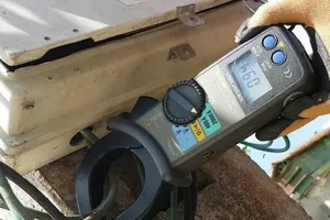 Sử dụng ampekim để đo dòng so lệch nhằm phát hiện khách hàng đảo cực tính. Ảnh: Điện lực Hà Tĩnh