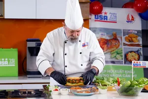 Vào bếp cùng đầu bếp Norbert Ehrbar với món gà Mỹ