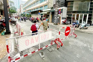 Phân luồng lối vào - lối ra giúp giao thông thông thoáng trước Trường Tiểu học Minh Đạo, quận 5. Ảnh: CAO THĂNG