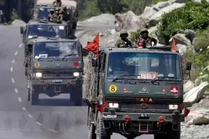 Xe quân sự tại đường ranh giới kiểm soát, khu vực biên giới Trung Quốc - Ấn Độ. Ảnh: NDTV/TTXVN