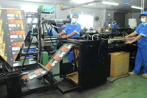 Sản xuất sản phẩm nhựa. Ảnh: CAO THĂNG