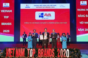 Ông Nguyễn Văn Âu - Giám đốc dự án khối Nhôm kính đại diện AVA Windows đón nhận danh hiệu Top 10 Thương hiệu hàng đầu Việt Nam 2020
