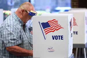 Người dân Mỹ đi bỏ phiếu. Ảnh: The Guardian