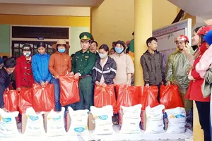 Báo SGGP phối hợp với Đồn biên phòng Nhâm và Đồn biên phòng Cửa khẩu Hồng Vân trao quà hỗ trợ cho đồng bào huyện A Lưới