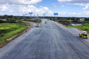 Các đơn vị đang khẩn trương thi công tại khu vực nút giao Thân Cửu Nghĩa, Tiền Giang. Ảnh: TÍN HUY