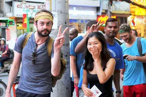 Người nước ngoài trên đường Đề Thám, phường Phạm Ngũ Lão, quận 1, TPHCM. Ảnh: CAO THĂNG