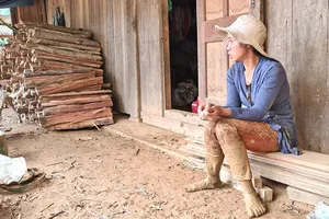 Chị Hồ Thị Giang (Phước Lộc) ngày nào cũng lội bùn tìm chồng rồi về căn nhà đổ nát thẫn thờ đợi tin chồng