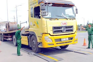 Cân tải trọng xe. Ảnh minh họa: PHẠM CAO MINH