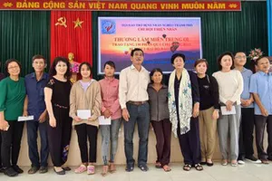 Tặng quà người dân biên giới Việt - Lào bị ảnh hưởng bão lũ