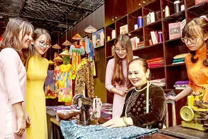 Bảo tàng Áo dài TPHCM thu hút người trẻ đến tham quan, tìm hiểu. Ảnh: DŨNG PHƯƠNG