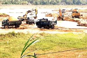 Doanh nghiệp huy động máy móc, phương tiện “băm nát” lòng sông Lại Giang, Bình Định