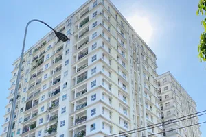 Công ty CP ĐT và PT Địa ốc Khang Gia (Tân Phú) có 230 căn hộ đang thế chấp quyền sử dụng đất  ở ngân hàng. Ảnh: CAO THĂNG