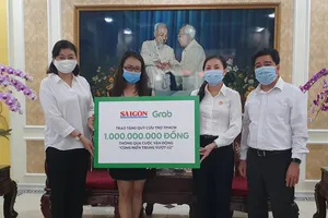 Đại diện Báo SGGP và Công ty TNHH Grab Việt Nam đã trao ủng hộ Quỹ cứu trợ của TPHCM 1 tỷ đồng