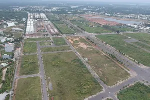 Đất chưa xây dựng tại khu đô thị Đông Tăng Long, quận 9. Ảnh: CAO THĂNG