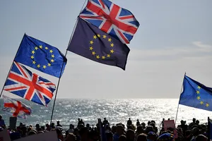 Cờ Liên minh châu Âu và quốc kỳ Anh trong cuộc tuần hành của các nhà hoạt động xã hội ở Brighton, miền Nam Anh. Nguồn: TTXVN
