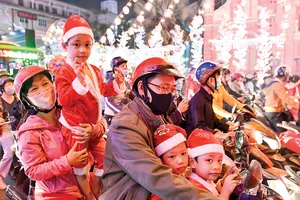 Người dân TPHCM đón Giáng sinh 2020. Ảnh: VIỆT DŨNG