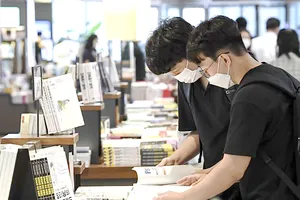 Độc giả Hàn Quốc chọn mua sách