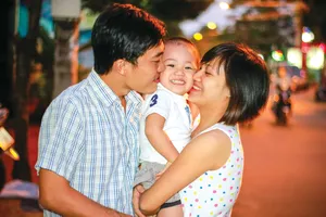 Gia đình hạnh phúc phải được vun đắp từ hai phía. Ảnh: DŨNG PHƯƠNG