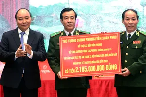 Thủ tướng tặng quà cho Bộ đội biên phòng. Ảnh: VGP