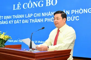 Giám đốc Sở Tài Nguyên Môi trường TPHCM Nguyễn Toàn Thắng công bố quyết định thành lập Chi nhánh Văn phòng Đăng ký Đất đai TP Thủ Đức. Ảnh: VIỆT DŨNG