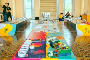 Khách tham quan triển lãm “Sài Gòn tương giao”