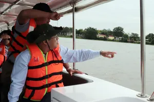 Ông Dương Hồng Nhân, Bí thư Đảng ủy, Chủ tịch HĐTV Sawaco cùng đoàn khảo sát lưu vực dự kiến dời điểm lấy nước thô