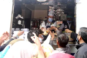 Người nghèo Pakistan nhận thức ăn từ sáng kiến No one goes to sleep hungry