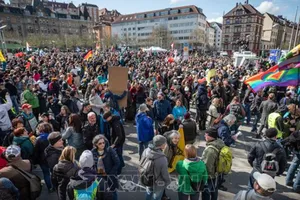 Người biểu tình tại thành phố Stuttgart, phản đối các biện pháp phong tỏa do đại dịch Covid-19. Nguồn: TTXVN