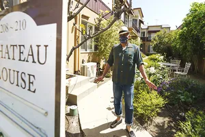 Anh Long trước căn hộ thuê ở Glendale, bang California