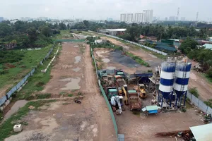 Đường Vành đai 2 đến nay vẫn chưa thể khép kín (Ảnh công trình thi công đường Vành đai 2 giai đoạn 3 tại TP Thủ Đức). Ảnh: CAO THĂNG