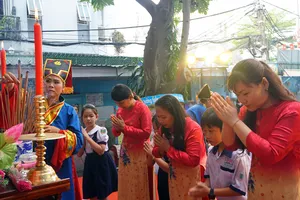 Học sinh Trường Tiểu học Nguyễn Trường Tộ (quận 4) dâng hương tưởng nhớ các vua Hùng