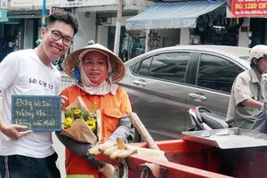 Nhóm Sài Gòn tử tế tặng hoa công nhân vệ sinh của thành phố