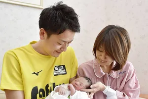 Nhật Bản khuyến khích nam giới nghỉ phép chăm vợ sinh con