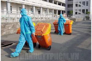 Thưởng công nhân thu gom rác thải tại khu cách ly