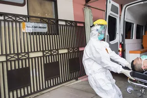 Cấp cứu một người mắc Covid-19 tại Tây Java, Indonesia