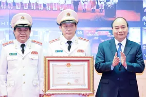 Chủ tịch nước Nguyễn Xuân Phúc trao tặng Huân chương Bảo vệ Tổ quốc hạng nhất cho lực lượng An ninh nhân dân. Ảnh: TTXVN