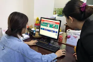 Săn hàng giảm giá online đang phổ biến những năm gần đây. Ảnh: HOÀNG HÙNG
