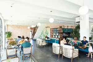 Saigon Casa Café thu hút khách nhộn nhịp tại dãy phố thương mại The Tropicana